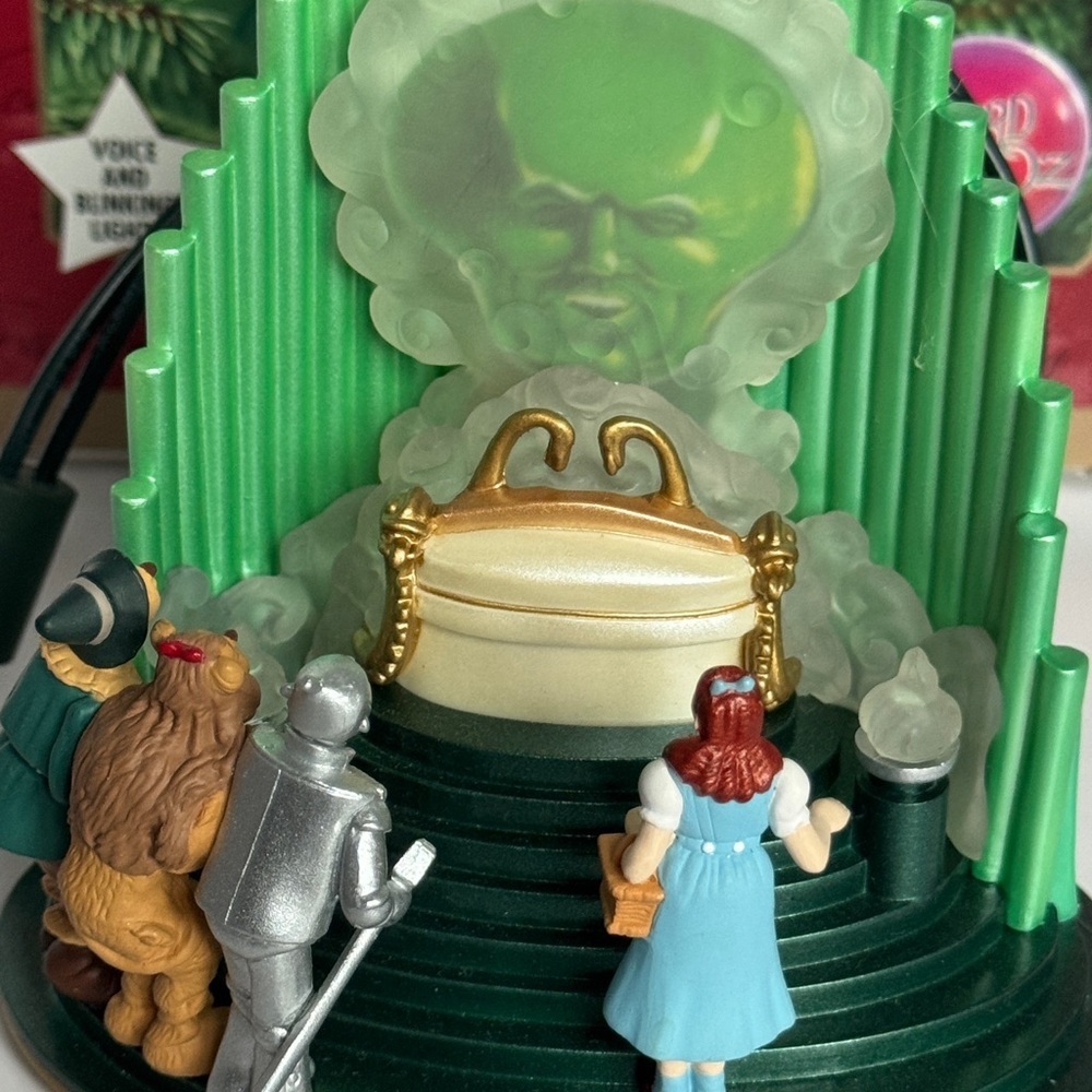 Wizard of Oz Emerald City hallmark Ornament - Picture 13 of 15